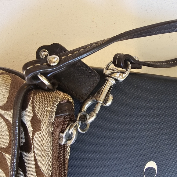 Coach change purse. Color: Brown - Picture 5 of 11